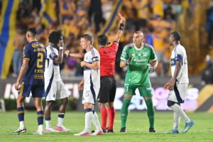 Goleiro perde a cabeça, empurra árbitro e arremessa objetos após expulsão; veja vídeo