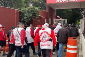 Crise aumenta no São Paulo, organizadas vão ao CT e líder aponta salários atrasados; veja vídeo