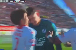 Herói do Paraguai na Copa perde a cabeça, agride adversário e acaba expulso em clássico; veja vídeo
