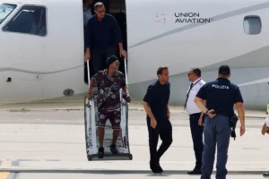 Aos 46 anos, Ronaldinho chega à Itália para voltar aos gramados pelo Ravenna