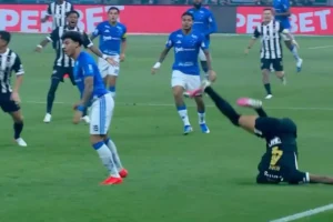 Ruan cai de cabeça no gramado, deixa clássico e Atlético-MG aciona protocolo de concussão; veja o lance