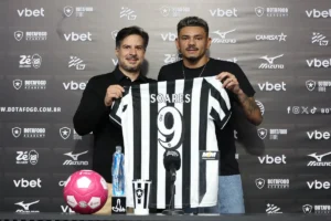 Tiquinho Soares volta ao Botafogo, herda camisa 9 e promete “dar a vida” pelo clube; veja vídeo