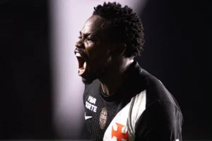 Com um a menos desde os 18 minutos, Vasco derruba Vitória e larga na frente na Copa do Brasil; veja o gol