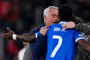 Vini Jr. deixa polêmica com Mourinho para trás após caso envolvendo Prestianni