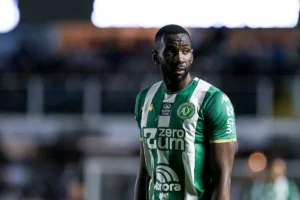 Após cirurgia no pâncreas, Bolasie brinca com ex-companheiros do Cruzeiro durante recuperação; veja vídeo