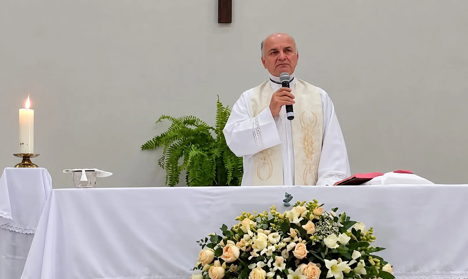 Fiel interrompe padre durante missa e pergunta se ele estava pedindo voto para Lula; veja vídeo