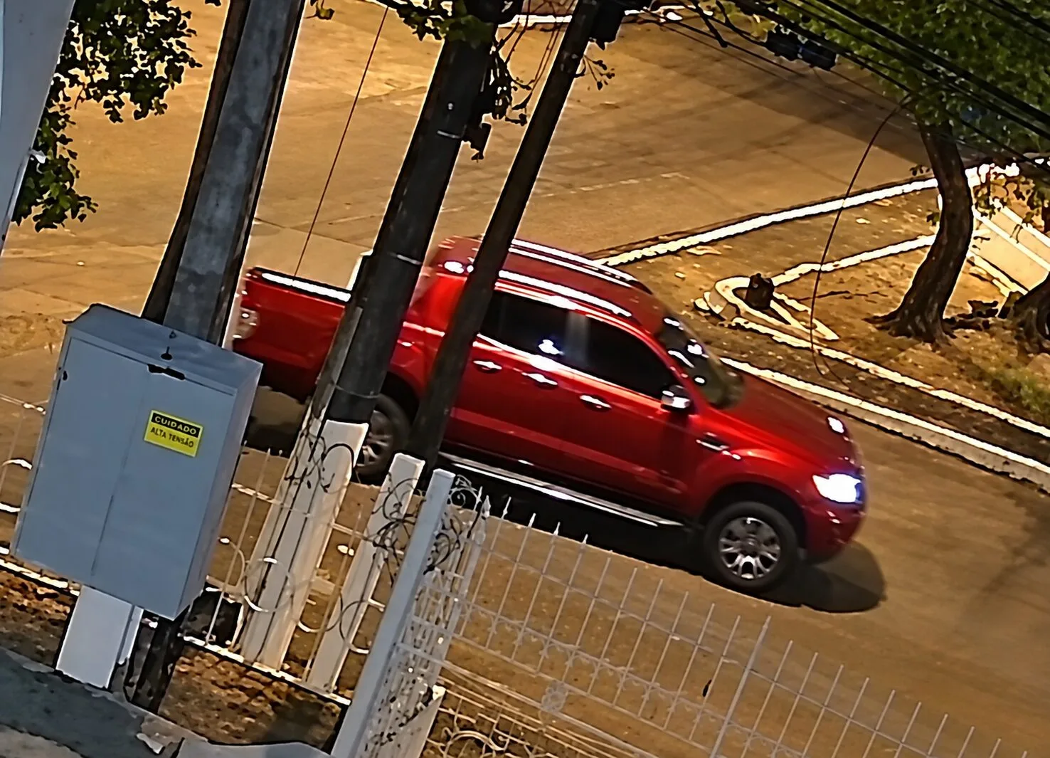 Pedestre escapa por segundos de explosão de transformador que espalha faíscas pela calçada; veja vídeo