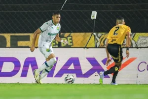 Lorenzo domina duelos defensivos pelo Cuiabá e termina jogo com maior nota em campo