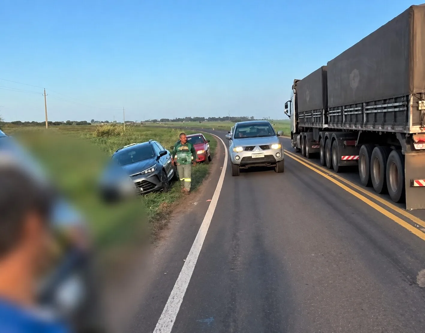 Homem chega a acidente em rodovia e se desespera ao descobrir que vítima morta era o próprio irmão; Veja vídeo