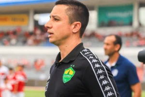Eduardo Barros admite pior atuação do Cuiabá na Série B e revela virose em 11 jogadores; veja vídeo