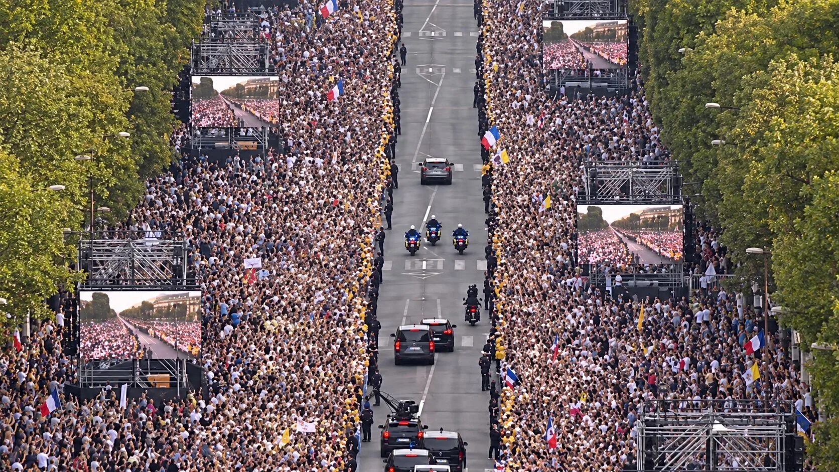Papa Leão XIV reúne multidão em Paris durante missa histórica na Place de la Concorde; Veja vídeo