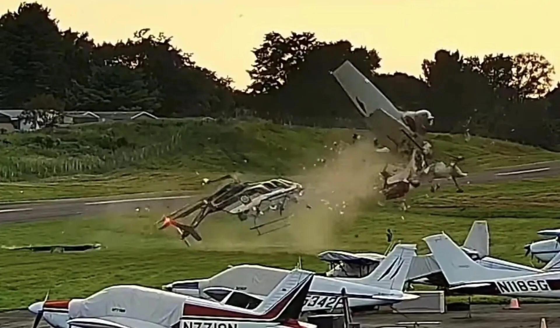 Avião e helicóptero da polícia colidem no ar e piloto morre; veja vídeo