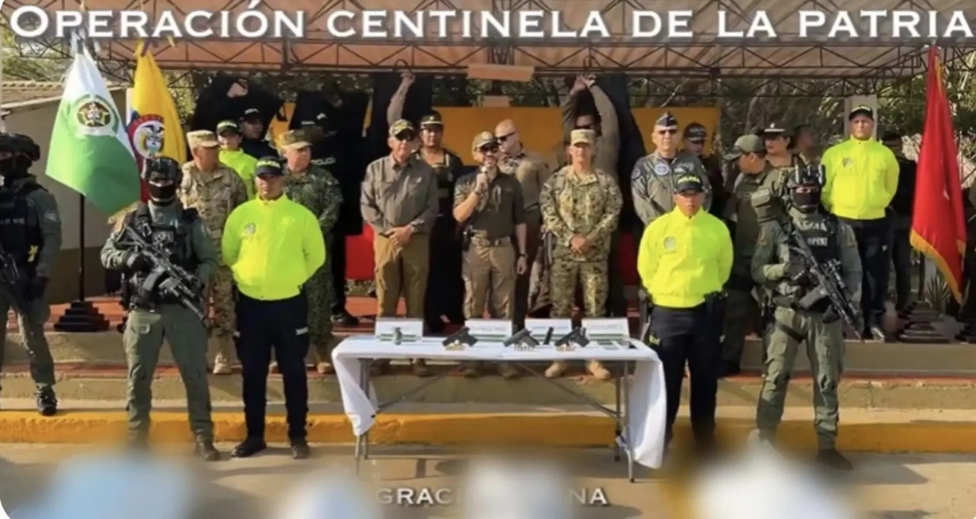 Presidente da Colômbia aparece diante de corpos após operação e comemora morte de “Bendito Menor”; veja vídeo