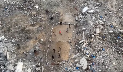 Escombros viram quadra de vôlei para crianças; veja vídeo