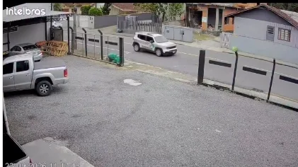 Caminhão arrasta carro por vários metros e cena é flagrada pela PM; Veja vídeo