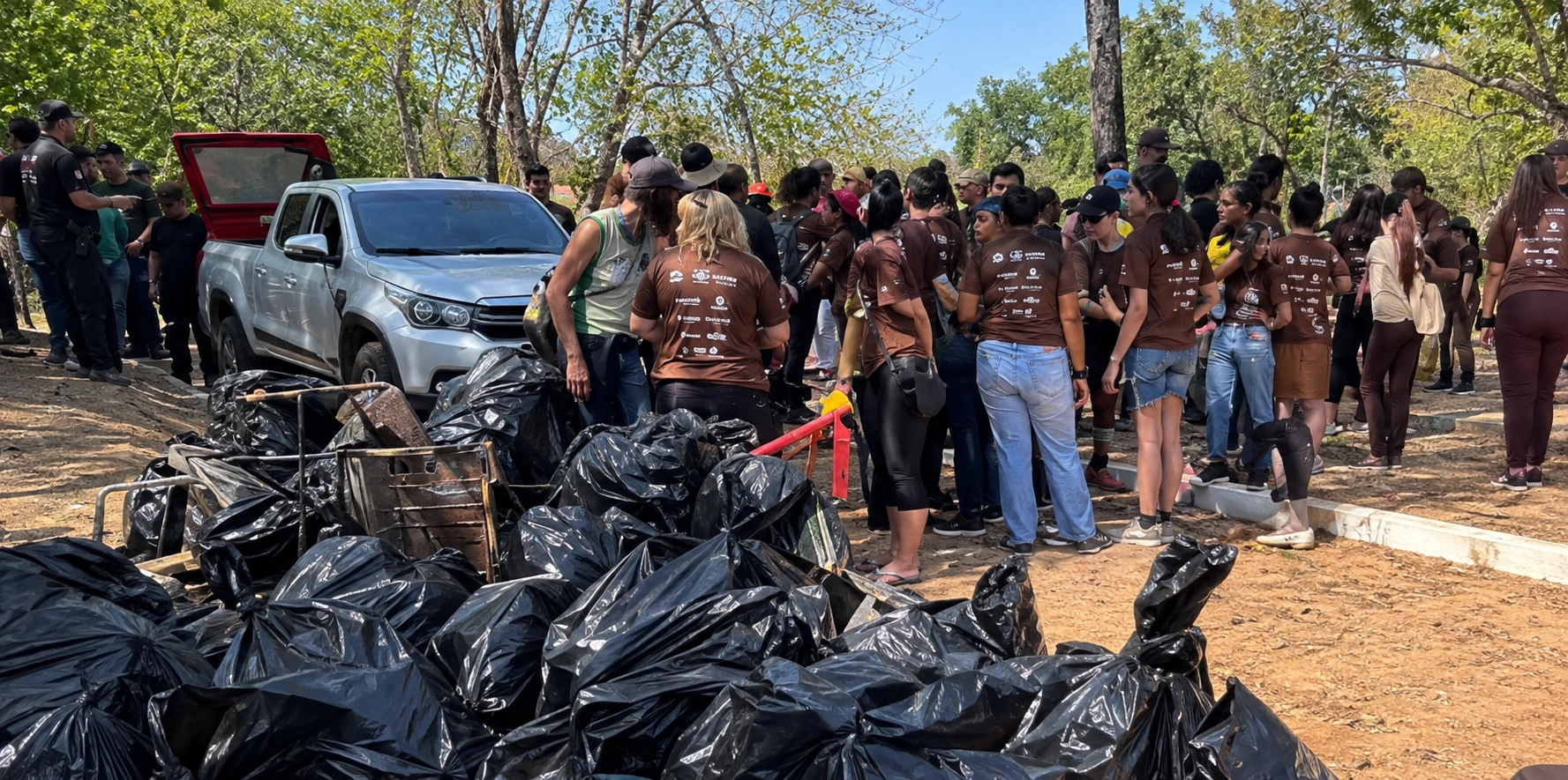 Mais de 2 mil voluntários participam de limpeza do Rio Vermelho em Rondonópolis; veja vídeo