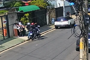 PM de folga reage a assalto, troca tiros com suspeitos e acaba baleado no pé; veja vídeo