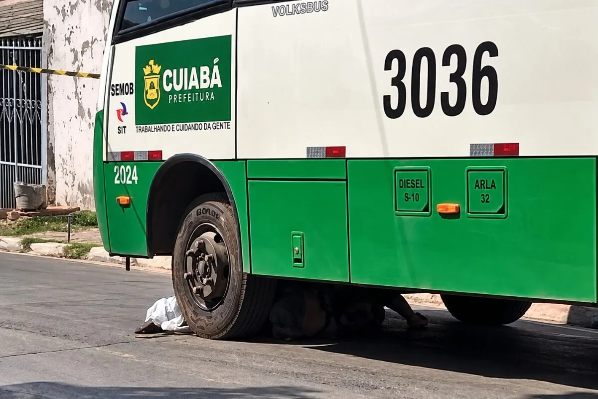 Homem morre após ser atropelado por ônibus do transporte coletivo em Cuiabá; veja vídeo
