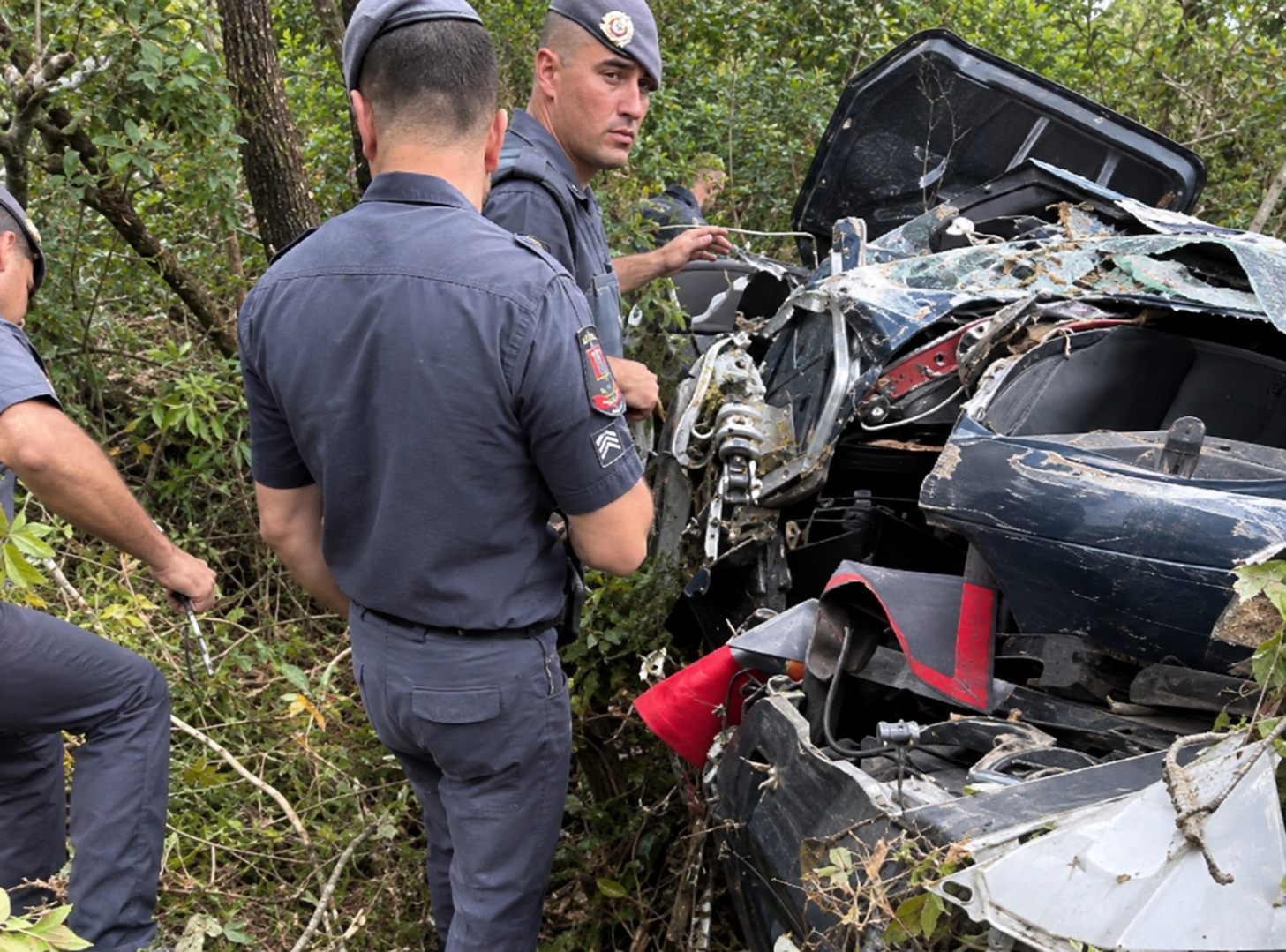 Helicóptero cai e três pessoas são resgatadas em mata; veja vídeo