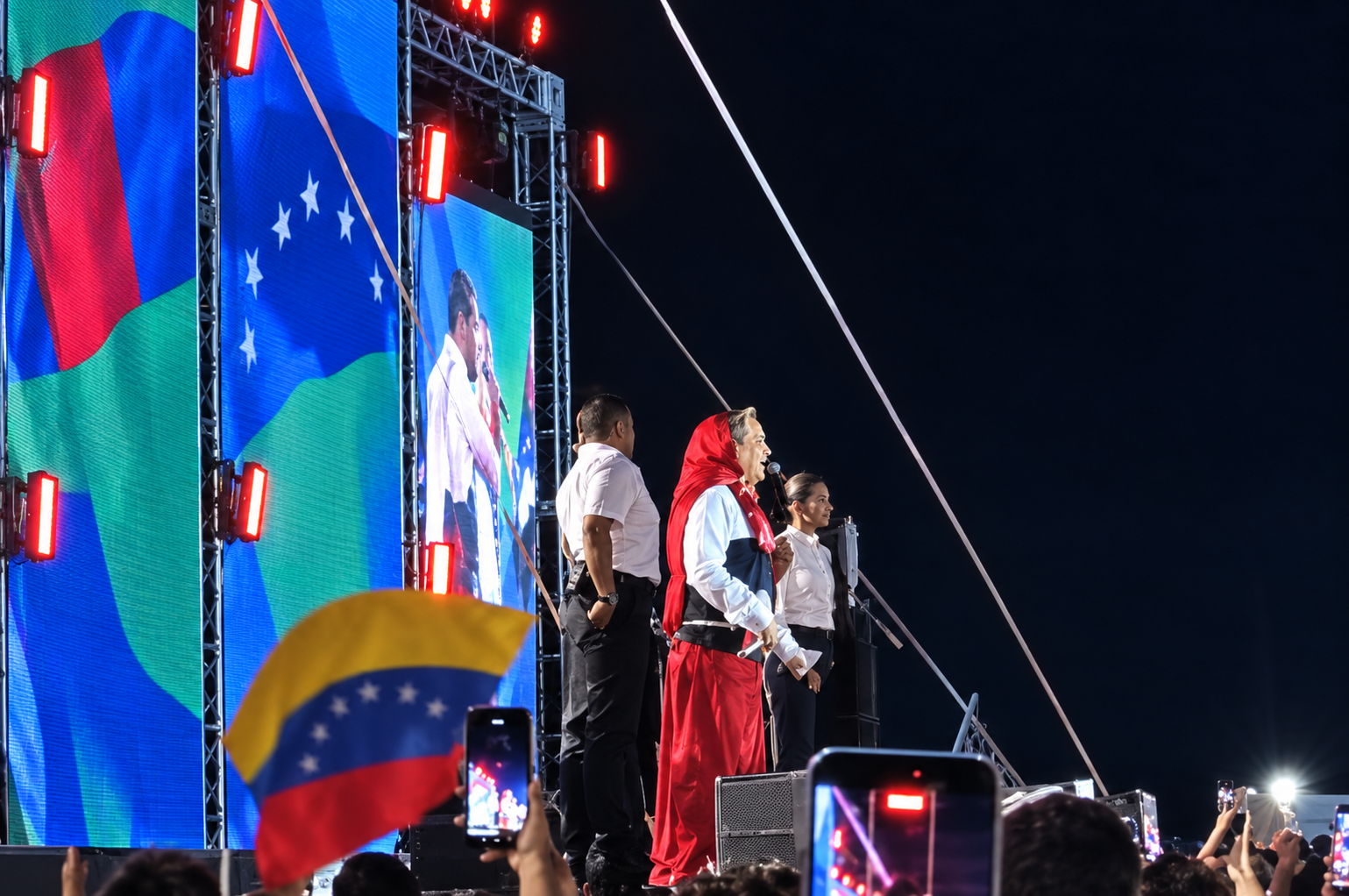 Estrutura cede e dois dançarinos despencam durante show; veja vídeo