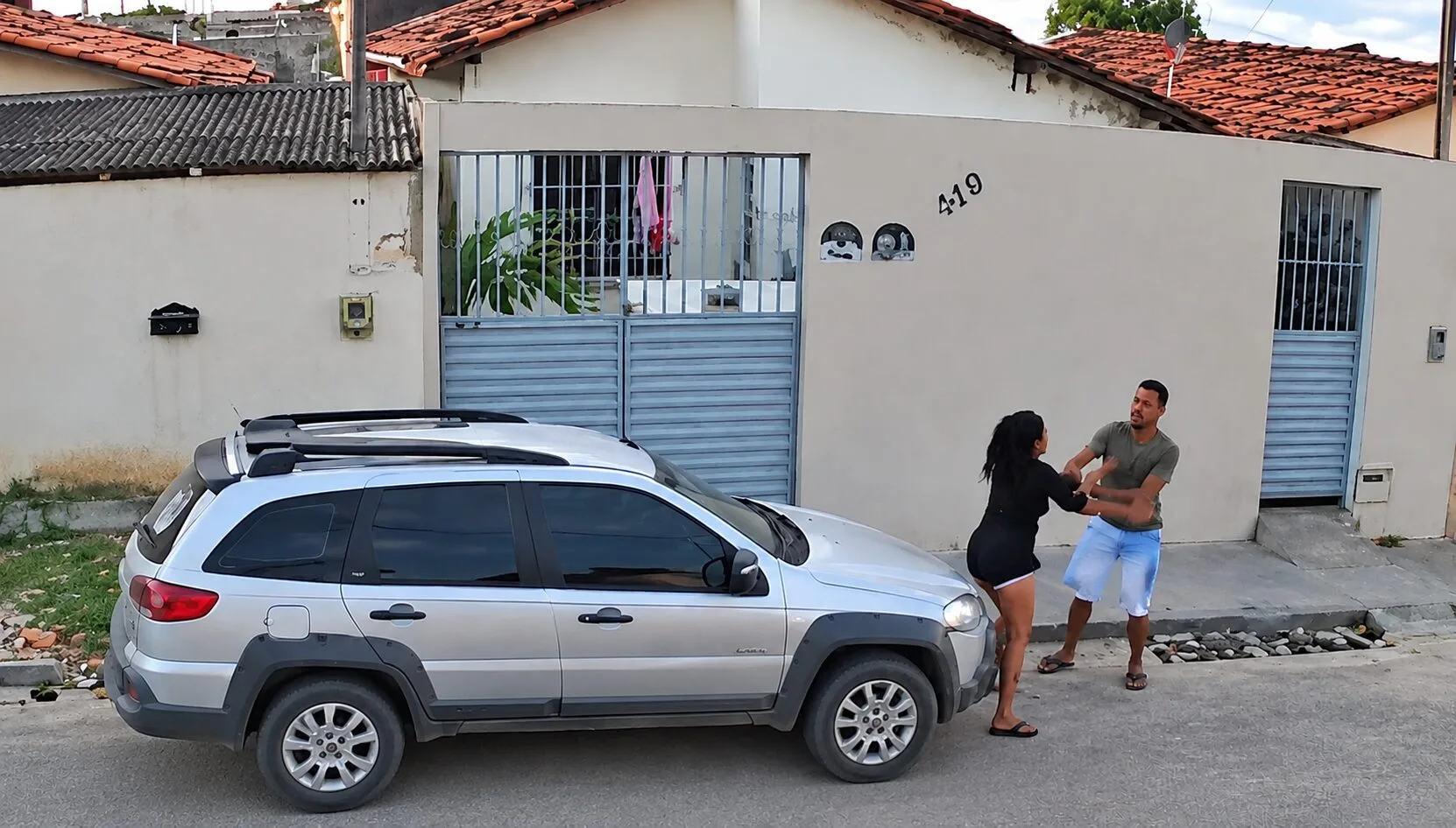 Mulher é agredida e sofre tentativa de estupro na porta de casa; Veja vídeo