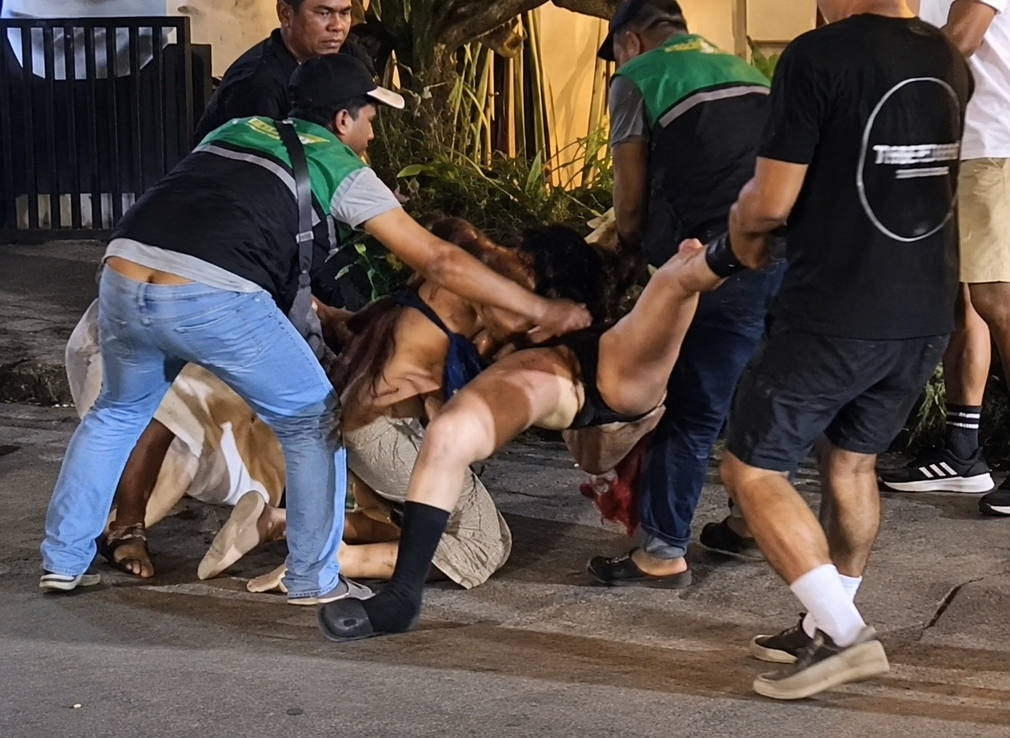 Vídeo de briga entre duas mulheres viraliza após homens tentarem separar confusão; veja vídeo
