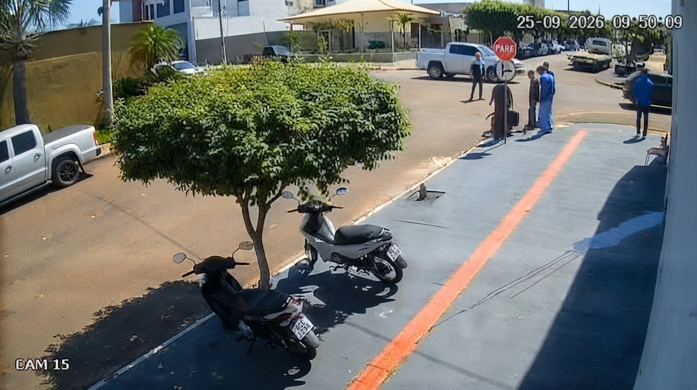 Câmera registra queda de motociclista após caminhão avançar em cruzamento de Rondonópolis; veja vídeo