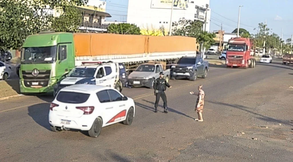 Polícia Militar para veículos e ajuda idosa a atravessar rodovia em Campo Verde; veja vídeo