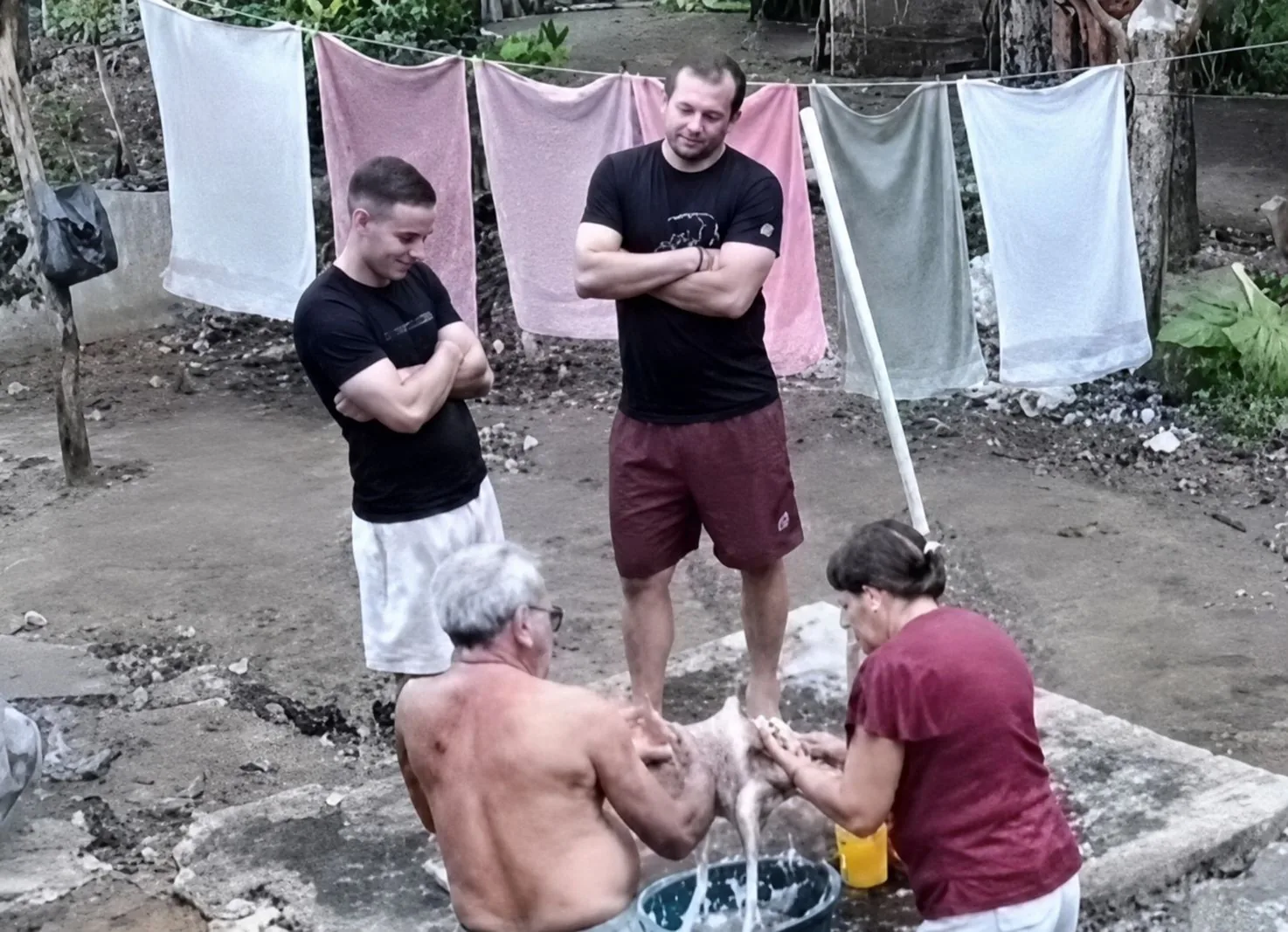 Almoço em família termina em susto após dois homens caírem dentro de fossa sanitária; Veja vídeo