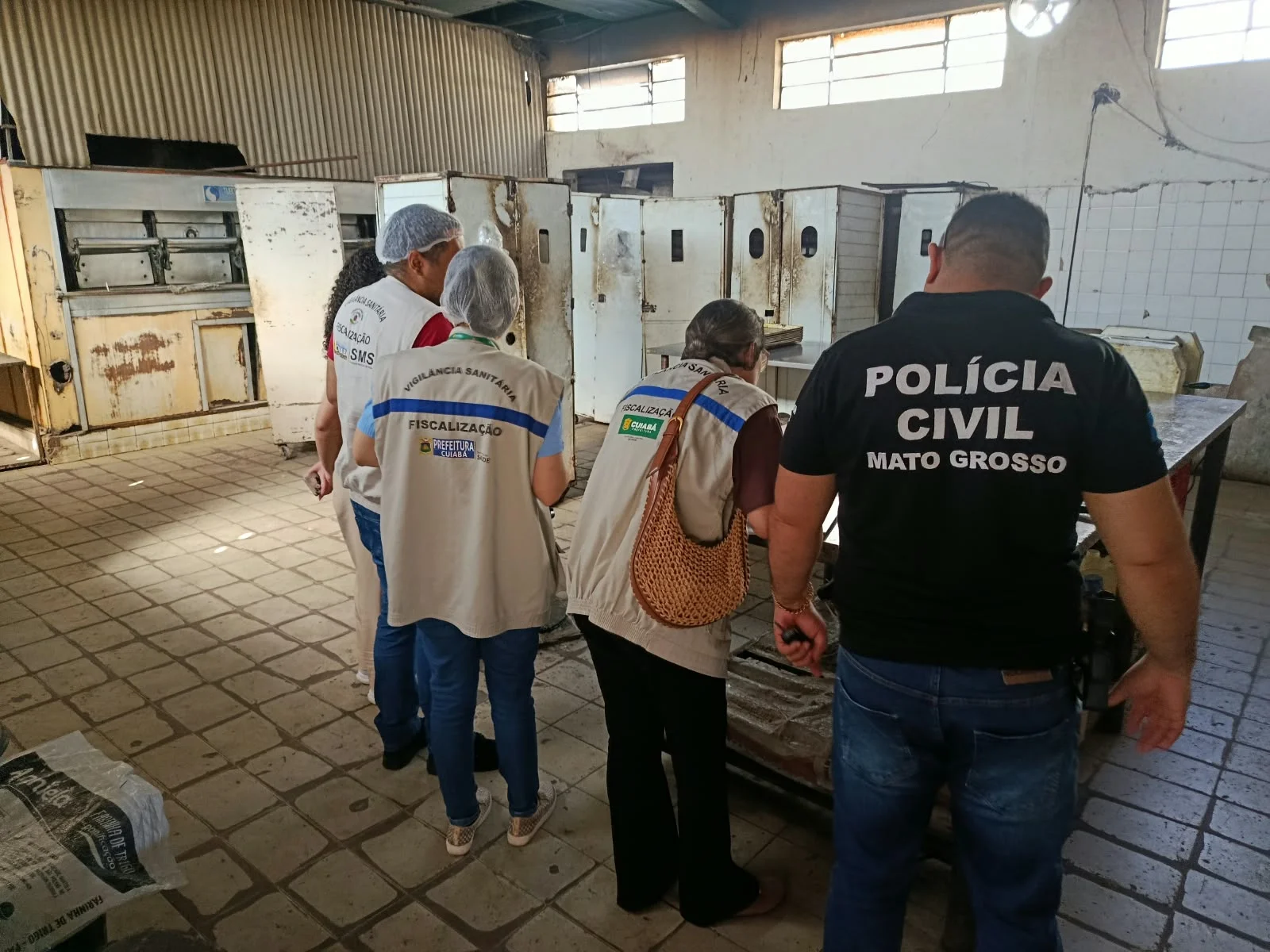 Padaria interditada desde 2025 é flagrada produzindo pães e alimentos irregularmente em Cuiabá; veja vídeo