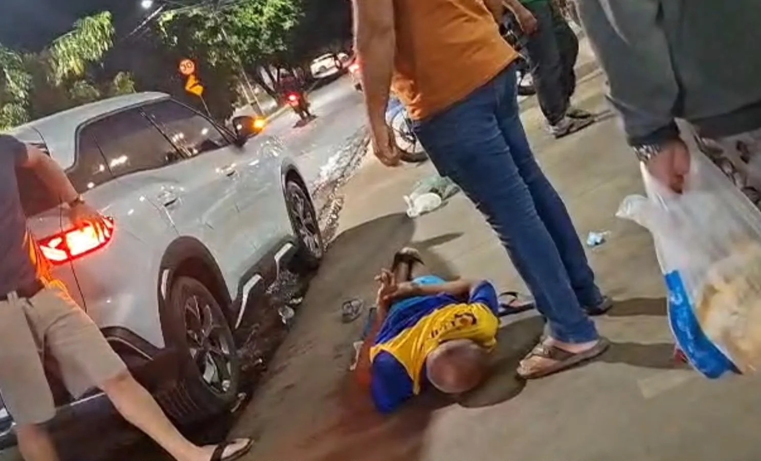 Homem é flagrado se masturbando em banheiro de loja e leva chineladas de populares em Cuiabá; veja vídeo