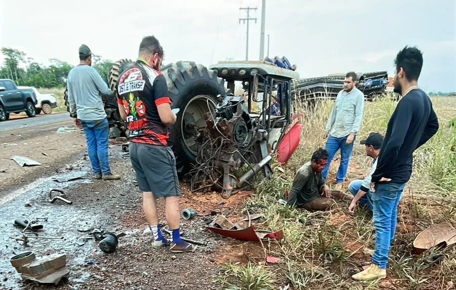 Carreta atinge trator durante acesso à lavoura e deixa duas pessoas feridas na MT-423; veja vídeo