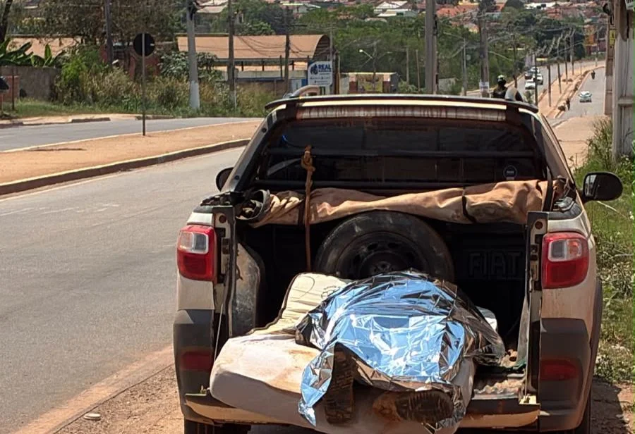 Caminhoneiro morre após caminhão tombar e cair dentro de reservatório em VG; veja vídeo