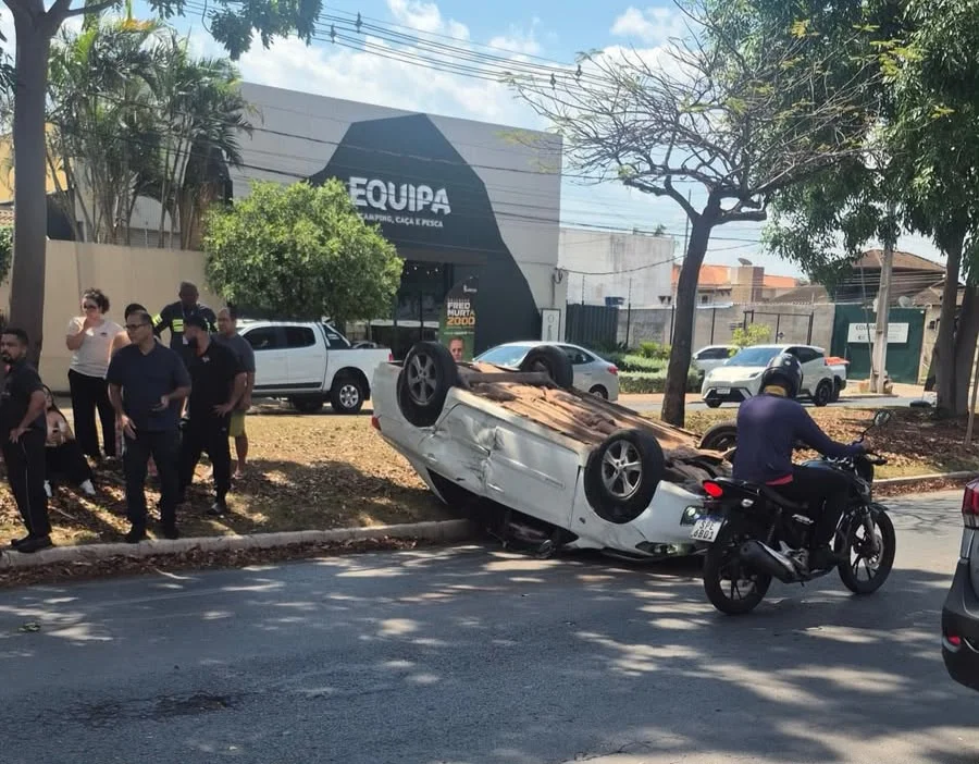 Motorista perde o controle e capota Corolla após bater em Chevrolet em avenida de Cuiabá; veja vídeo