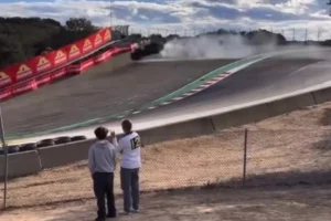 Porsche se parte ao meio após piloto perder os freios e sofrer acidente impressionante em Laguna Seca; veja vídeo