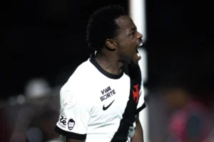 Vasco vence Vitória no Barradão e garante duelo com Palmeiras na semifinal da Copa do Brasil; veja os gols