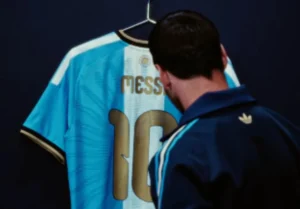 Messi revela camisa especial para último jogo com a Argentina no Monumental; veja vídeo