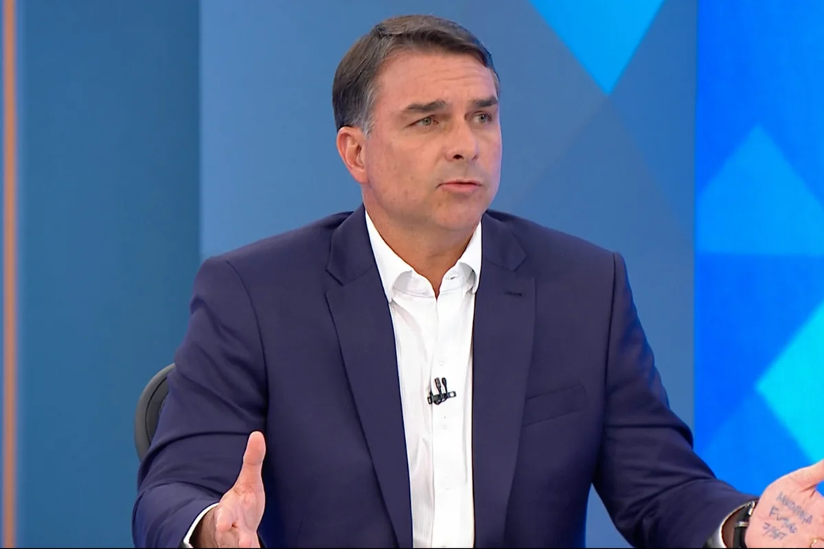 Flávio Bolsonaro recorre ao STF para derrubar decisão de Dino sobre posts de Nossa Senhora Aparecida
