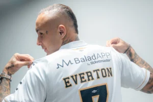 Santos tira Everton Cebolinha do Flamengo e entrega camisa 7 ao novo reforço; veja vídeo