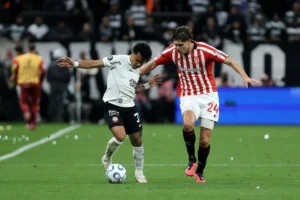Memphis desperdiça pênalti no último lance, e Corinthians cai diante do Estudiantes na Libertadores; veja o gol
