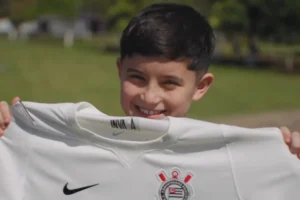 Menino hostilizado após ganhar camisa de Neymar visita CT e conhece jogadores do Corinthians; veja vídeo