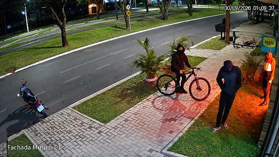 Trio encapuzados tentam invadir comércio fechado e assustam funcionárias durante limpeza em Nova Mutum; veja video