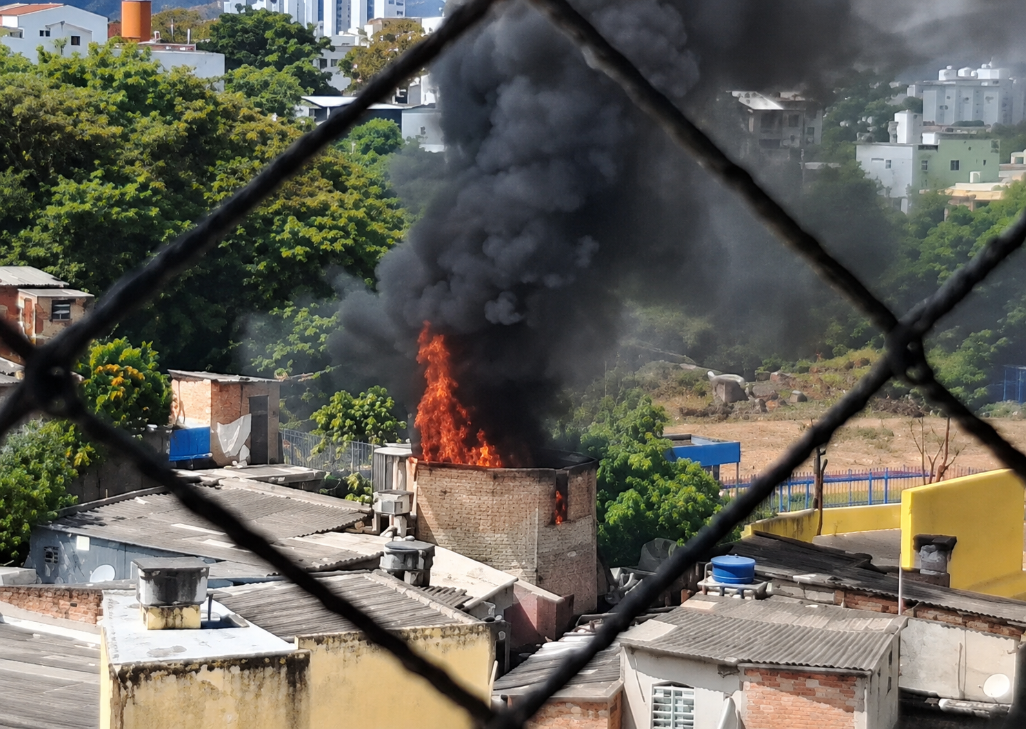 Casa é atingida por incêndio durante a tarde; Veja vídeo