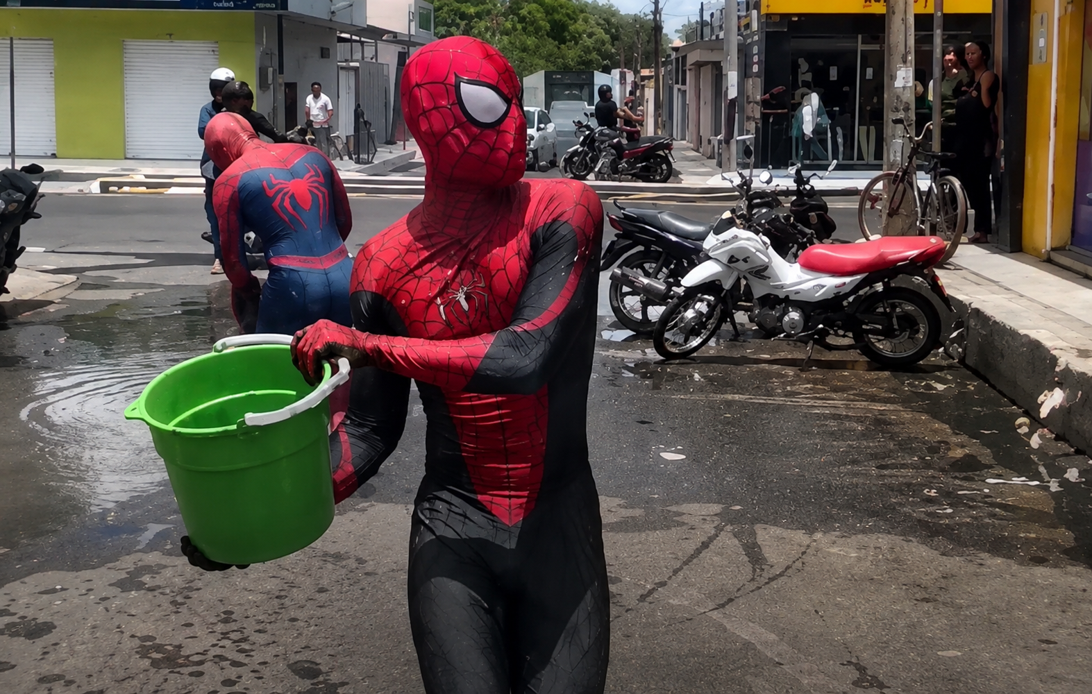 Dupla de Homem-Aranha tenta conter incêndio em terreno com baldes; veja vídeo