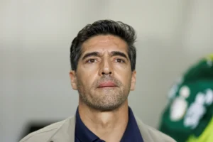 STJD pune Abel Ferreira por chute em microfone e técnico perde dois jogos do Palmeiras; veja vídeo