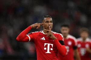 Olise marca duas vezes pelo Bayern, mas respostas inesperadas após goleada roubam a cena; veja vídeo