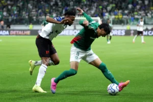 Gustavo Gómez leva terceiro amarelo e vira baixa do Palmeiras para decisão contra a LDU; veja o lance