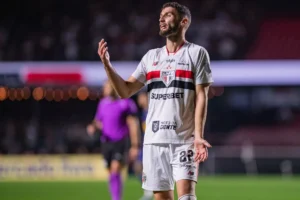 São Paulo perde Domingos Duarte após ruptura no joelho e zagueiro terá que passar por cirurgia