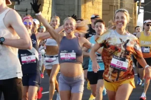 Grávida de oito meses corre 42 km em menos de três horas e chama atenção na Maratona de Sydney; veja vídeo