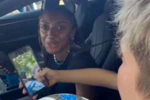 Crianças confundem Kerolin com Raphinha e cercam carro da brasileira após treino do Barcelona; veja vídeo